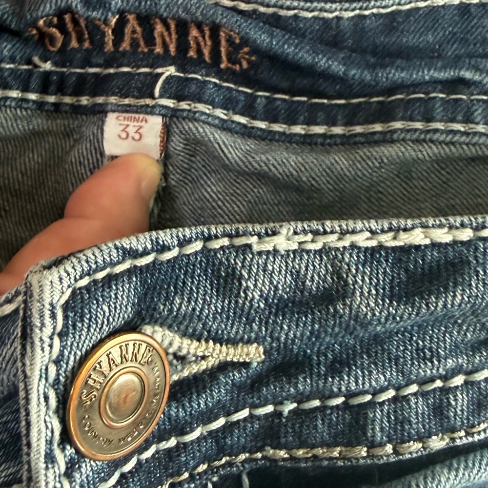 Women’s Sz 33 Shyanne Rhinestone Denim Shorts - Picture 5 of 9